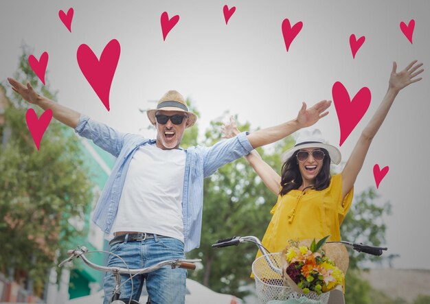 Alegre casal em bicicletas