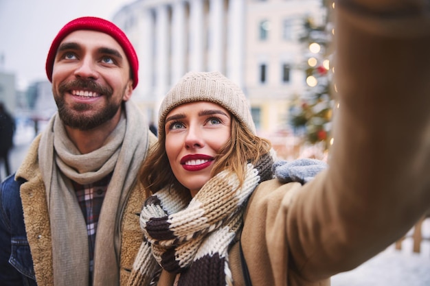 Alegre casal jovem caminhando ao ar livre no inverno