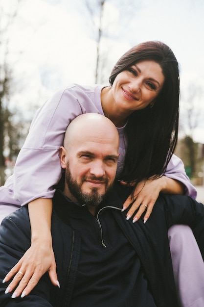 Alegre casal passando tempo ao ar livre