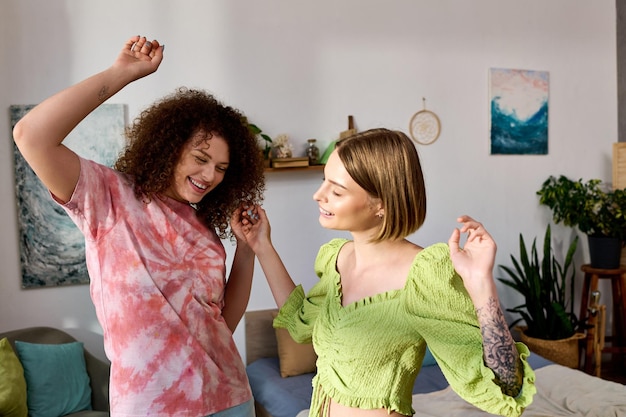 Una alegre celebración del amor entre una vibrante pareja de lesbianas en casa.