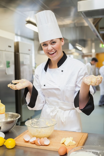 Alegre chef haciendo masa