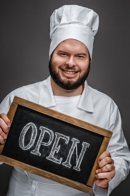 Alegre chef presentando escritura abierta