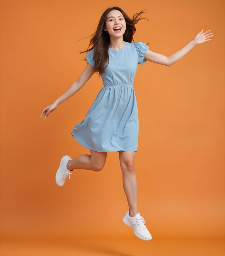 Alegre chica asiática corriendo y saltando enérgicamente foto de retrato de cuerpo completo
