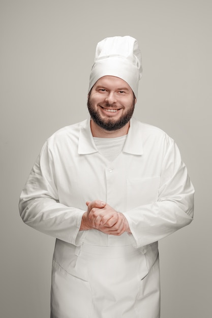 Alegre cocinero agarrando las manos