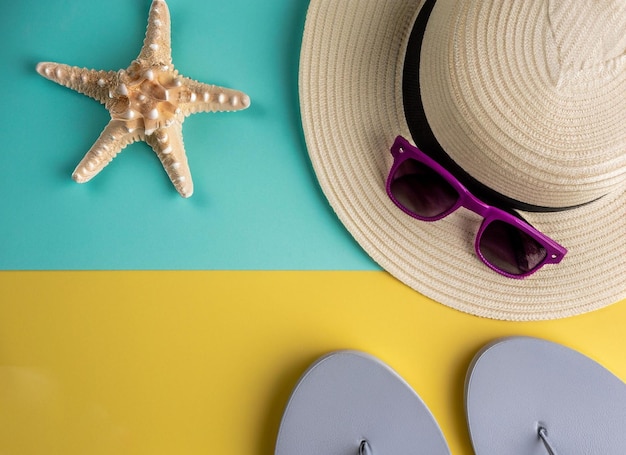 Una alegre composición veraniega de gafas de sol de un solo sombrero