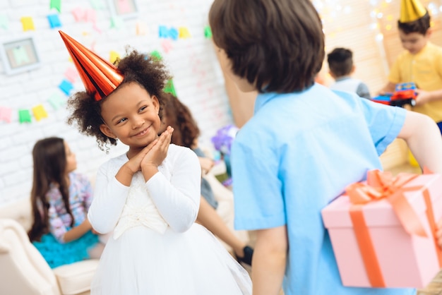 Alegre cumpleaños niña esperando regalo.