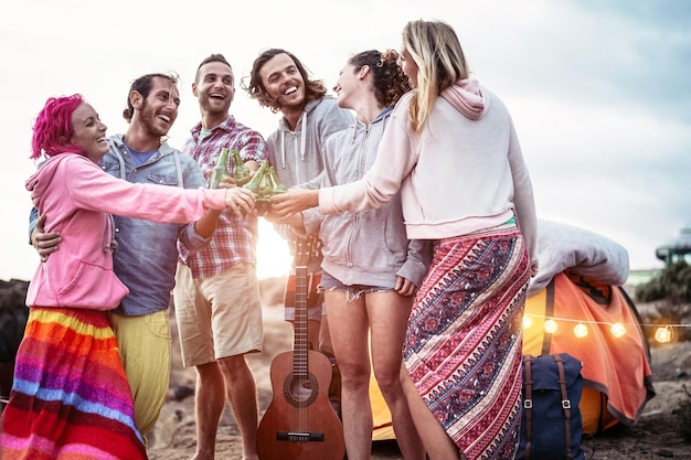 Foto alegre de amigos brindando com cerveja ao ar livre