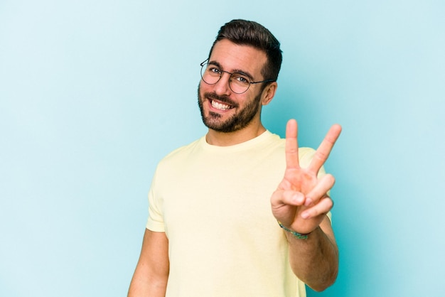 Alegre y despreocupado mostrando un símbolo de paz con los dedos