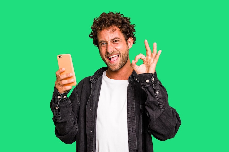 Foto alegre e confiante mostrando um gesto ok