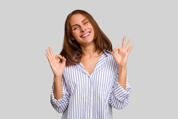 Alegre e confiante mostrando um gesto ok