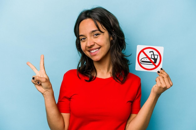 Foto alegre e despreocupado, mostrando um símbolo de paz com os dedos