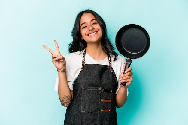 Foto alegre e despreocupado, mostrando um símbolo de paz com os dedos