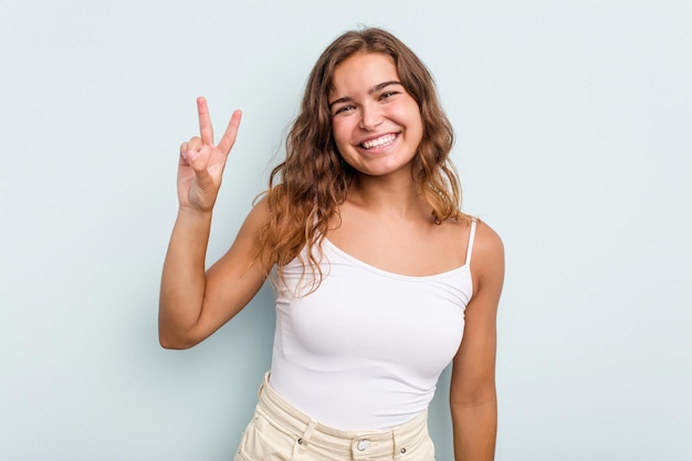 Alegre e despreocupado, mostrando um símbolo de paz com os dedos