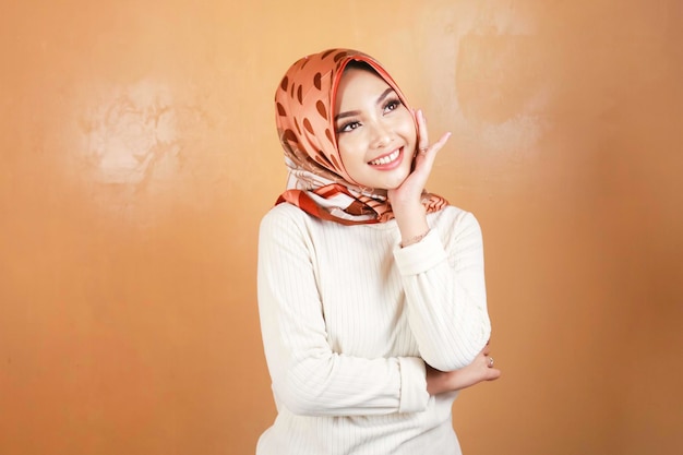 Alegre e linda mulher muçulmana asiática sorrindo