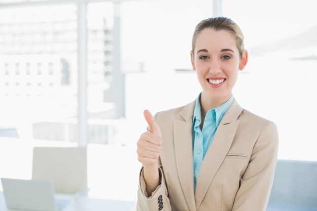 Alegre, elegante, executiva, mostrando, polegares, sorrindo, câmera