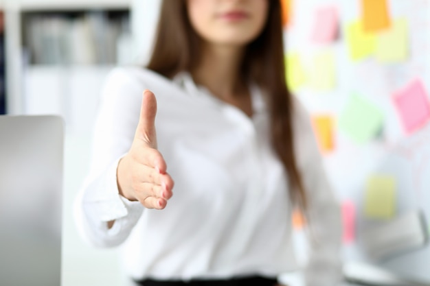 Foto alegre empleada bienvenida socio comercial