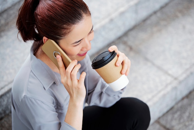 Alegre empresaria hablando por teléfono