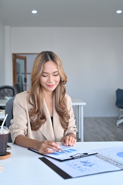 Alegre empresária trabalhando no local de trabalho moderno