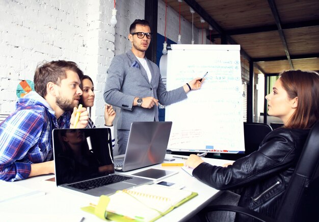 Foto alegre empresário discutindo um novo projeto de negócios