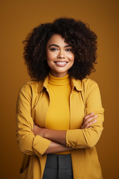 una alegre y encantadora chica afroamericana con un suéter amarillo