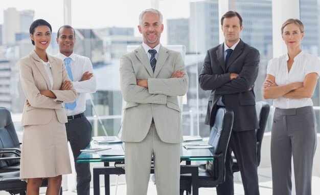 Alegre equipo de empresarios posando juntos