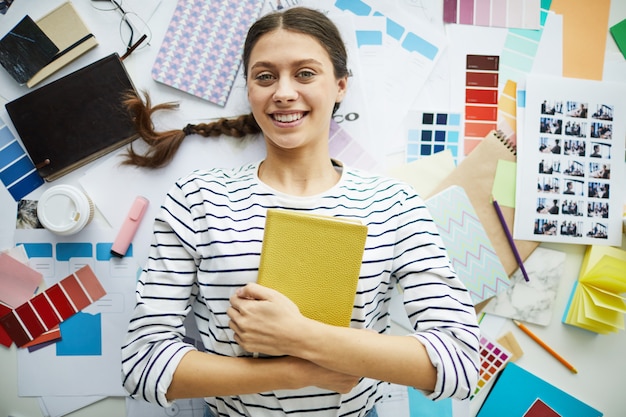 Alegre, estudante, mulher