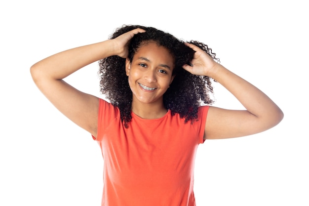 Alegre estudiante negra con cabello afro aislado sobre un fondo blanco.