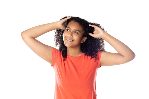 Alegre estudiante negra con cabello afro aislado sobre un fondo blanco.