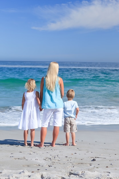 Alegre familia caminando en la playa