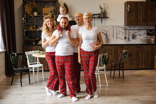 Alegre família com bebê na cozinha