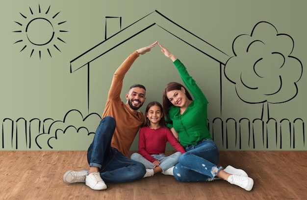 Foto alegre família de raça mista desfrutando de sua nova colagem de apartamento