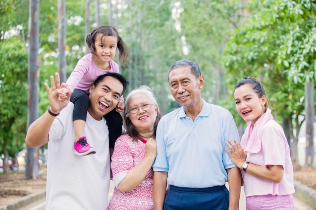 Alegre família de várias gerações olha para a câmera