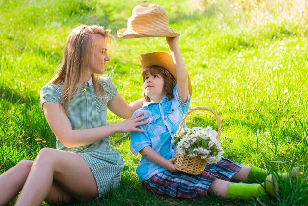 Alegre familia jardinero sentado durante un picnic en el jardín joven familia sonriente relajándose en un día soleado