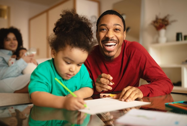 Alegre familia de raza mixta pasando tiempo juntos en casa