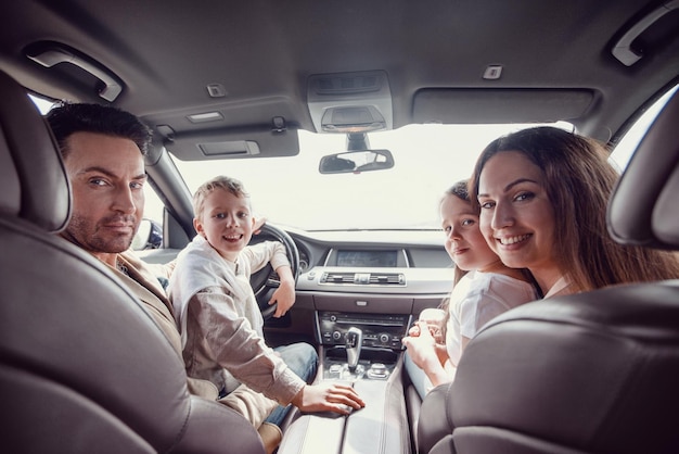 Alegre família sentada no carro