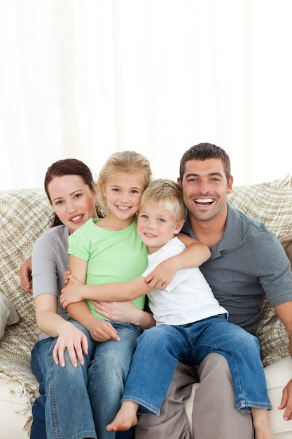 Alegre familia sentada en el sofá