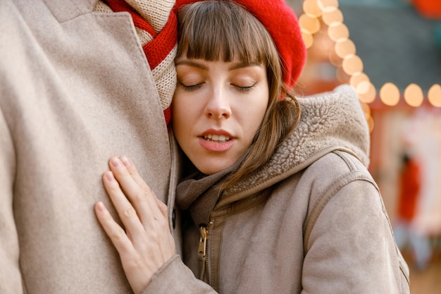 Alegre feliz y hermosa pareja caucásica tener cita juntos al aire libre