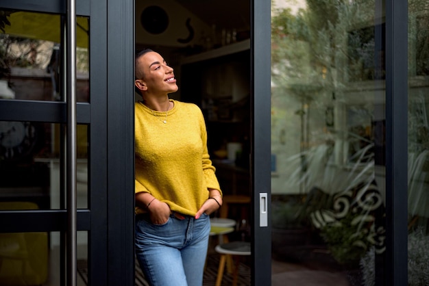 Alegre, feliz, satisfecha, sonriente mujer de negocios o empresario después de una reunión Persona adulta en la puerta de su casa mirando hacia el cielo abrumada por el éxito