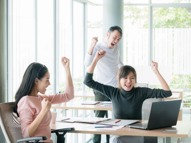 Alegre gente de negocios feliz