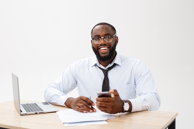 Alegre grande sorriso do escritório executivo feliz no local de trabalho isolar sobre fundo branco