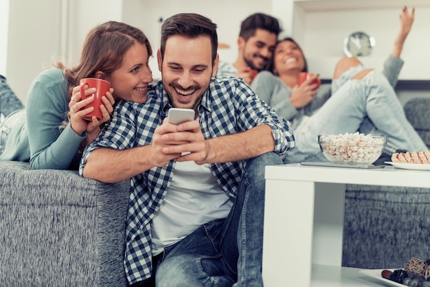 Alegre grupo de amigos divirtiéndose en casa