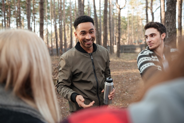 Foto alegre grupo de amigos ao ar livre na floresta