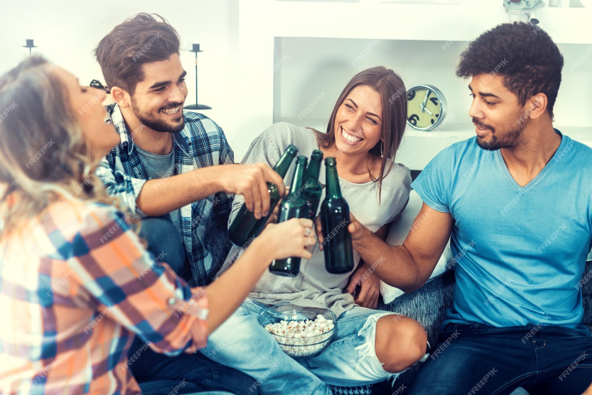 Grupo de amigos alegres se divertindo enquanto assiste a jogos