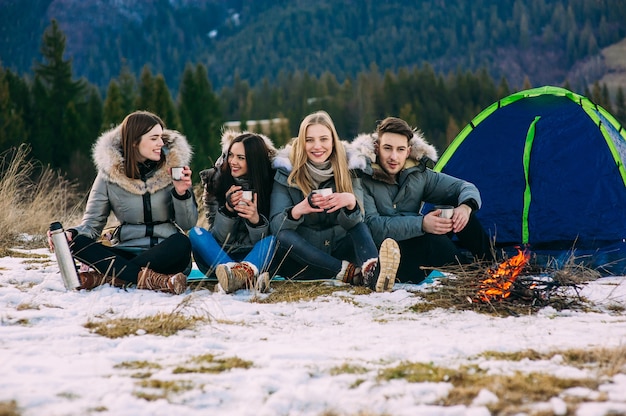 alegre grupo de jovens nas montanhas