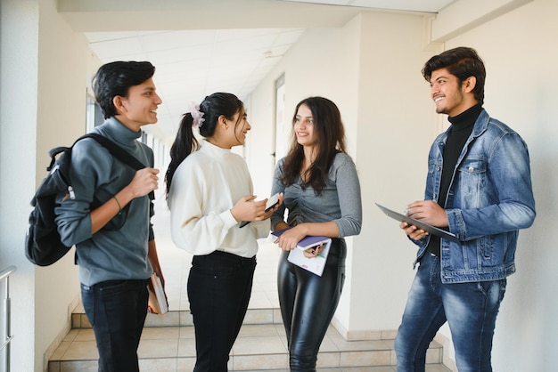 Alegre grupo de jóvenes asiáticos indios de estudiantes universitarios.