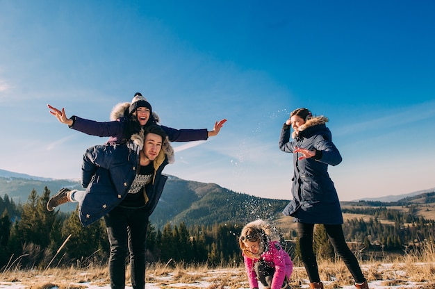 Foto alegre grupo de jóvenes en las montañas