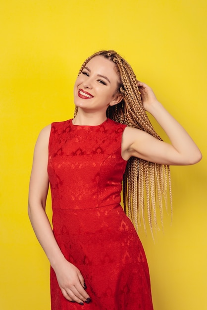 Alegre hermosa joven vestida con un vestido rojo