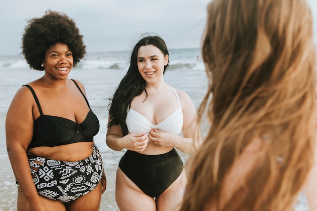 Alegre hermosa mujer de talla grande en la playa