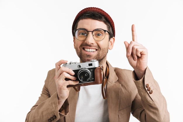 alegre, hombre, llevando, hipster, sombrero, regocijarse, mientras, sostener y fotografiar, en, retro, frente, aislado, encima, pared blanca