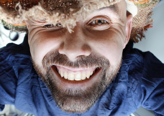 alegre hombre sonriente con barba en un sombrero de paja de verano